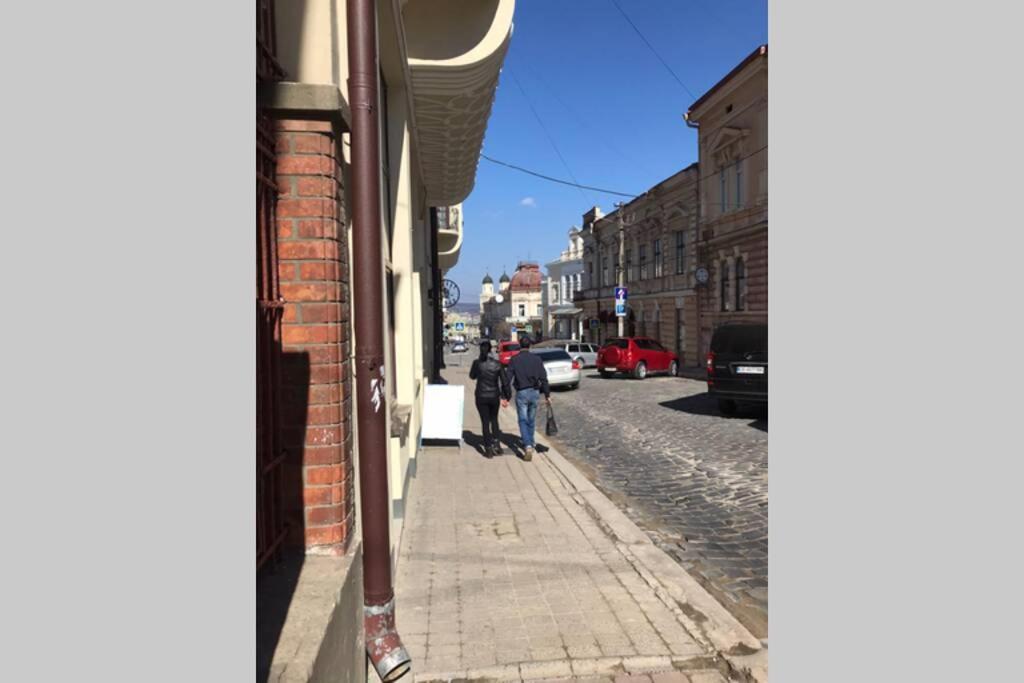 Лофт На Площі Філармонії Tjernivtsi Exteriör bild